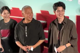 #周润发 #陈道明 罕见同框，两人都是影视圈举足轻重的大佬，那就更喜欢谁呢？视频封面