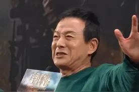 《封神第二部》南京路演，演员吴兴国感叹第一次经历封神这种密集路演，回应网友评价“70岁正当闯”的热评。看到《封神三部曲》剧组匠心制作，乌尔善为新人演员培养打造全方位训练营，备受感动。#电影封神第二部 #吴兴国 #乌尔善视频封面
