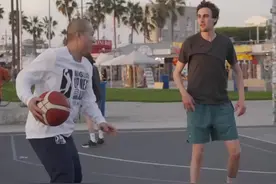 每次到La 最重要的事情就是到威尼斯拍拍球 有时候恍惚中都能看到我们12年前的一幕幕 那是我们的街球第一次敲开世界的门 可能厉害不了几年了 但………………冲 #曹芳视频封面