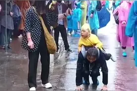 一秒泪崩！母亲背着生病的宝宝，冒雨在普陀山上三步一拜，五体投地！好心人纷纷打伞守护！#人间温暖 #感人视频封面
