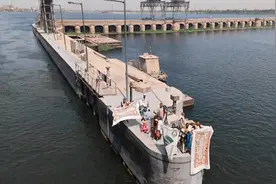 船闸是一种航行设施，其好处是将浮动设施（船和游轮🚢视频封面