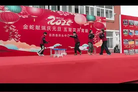 搞笑小品《上课请听话》，表演者五年级部分学生#记录校园生活 #演出现场视频 #记录童年视频封面