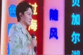 点歌环节暖心一幕！小朋友想听《兰亭序》周深把决定权交给妈妈！他非常尊重每一个人。还嘱咐小朋友要爱妈妈！@卡布叻_周深 #周深 #周深南京演唱会 #周深随便一唱就很惊艳