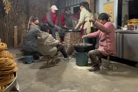 阿姨，姊妹们一定要看完这个视频哦！感受一下小王家妈妈给我们炸年货的氛围。#过年#传递正能量视频封面