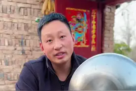 给锅底贴个面膜就能去掉厚厚的锅底污垢，看我是怎么清理已发又黑又硬的锅底灰的，真的太好用了，家里锅底清理不掉的赶紧试试！非常好用！#锅底黑垢怎么去除 #锅底清洁膜 #锅底除黑剂 #厨房好物 #锅底怎么洗干净视频封面