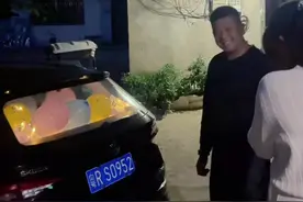 18岁成人礼 女儿的第一个浪漫，第一个礼物，第一束鲜花，应该是父亲给的。不缺爱的女孩最自信。转眼我的女孩18岁了，从今天起你就步入成人的行列，属于你的青春正式登场。十八而至，未来可期，爸爸妈妈愿你一生顺顺利利，平平安安#18岁成人礼 @抖音短视频@狼行天下☜视频封面