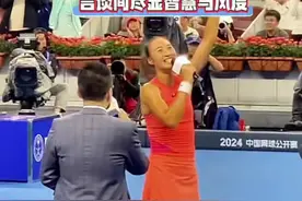 场上是勇猛的战士，场下是温婉的智者，言谈间尽显智慧与风度！#郑钦文 #中国网球公开赛 #萨巴伦卡#头条双星激励计划视频封面