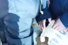 1月26日，河南商丘。百岁老人在60年前用一筐红薯干救了一家人，他们的儿孙多方打听找到恩人，前来拜谢！#抖in邯郸视频封面