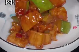 茄子烧肉详细做法，还是小时候的味道，汤汁拌饭都能吃2碗 