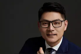 #35岁小伙扛楼日赚1000多元 广东广州一小伙子扛楼，每天最多能赚到1000多元一年多时间已存了40万，准备回老家起楼。#天道酬勤 #劳动人民最光荣