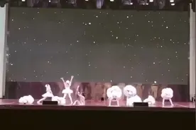 《云朵之上》，姐姐说:“我是一朵小云朵”。视频封面