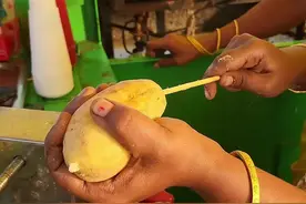 大娘将2块钱的土豆用竹签串起来，机器切割一下，直接卖10块  视频封面