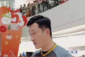 遵循规则是运动员的基本常识和素养，游戏制定了玩法，那就去遵守。超出规则的范围，就会有相应的条款去处罚。这也算是“规矩”吧#路人王篮球 #逗师傅老婆视频封面