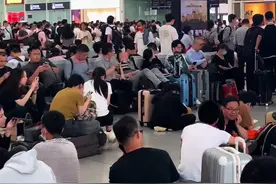 受地震影响厦门站，厦门北站，大量高铁动车停运晚点，人多的堪比春运，做动车回家的朋友注意了！