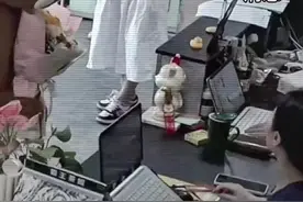 #近日，广东。六旬父亲扮成玩偶给在外地工作的女儿惊喜。“我的爸爸已经老了，头发已经花白，但他还是希望我快乐。他头发已经全白了，很愧疚一直没有好好看过他。”#看看这画面 #感动瞬间 #万万没想到 视频封面