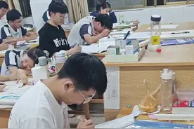 坐在讲台旁的同学，到底是老师的心腹呢，还是心腹大患呢？#班主任视角 #内容过于真实