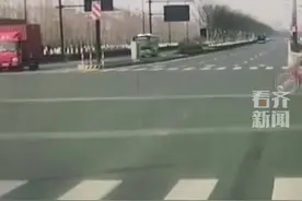 男子骑车过马路前轮不慎“卡路里”当场摔倒 视频车：他应该很想要这个视频视频封面