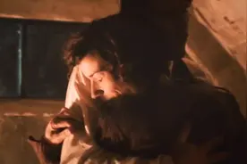 “两个被命运抛弃的边缘人  用不完美的人生视频封面