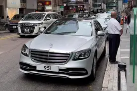长江集团董事局主席、#香港 #首富 #李泽楷 先生很低调，出门陪#梁洛施 女士逛街只乘坐一辆普通的#奔驰 S，但车牌就不是普通人能够拥有的啦！视频封面