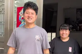 小芬生日快到了，学长带他去挑生日礼服和买礼物，换了好几套学长都说好看，去金店小芬问完价格立马跑了#广东 #湛江 #家庭日常 #生日快乐 #vlog日常