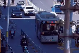 国道318成都到拉萨川藏线。国道318是无数自驾爱好者心心念念的终极之路，是中国乃至世界的一条美景高度集中的景观长廊，其中最精华的部分是四川到西藏段，跟着卫星轨迹，国道318走起#318川藏线 #此生必驾318 #轨迹#房车旅行视频封面
