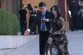 #李贞贤 怀二胎后首次亮相，16岁出道，19岁凭借一把扇子红遍亚洲，很多人只闻其声不见其人，如今44岁这状态怎么样？视频封面