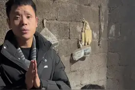 感谢所有的粉丝和各个地方的爱心人士对姜会的关爱！姜会本是四兄妹，现在只剩她和姜峰。姜会有一个女儿也是先天性的心脏病，姜峰呢也是跟老婆离了婚的，有一儿一女。儿子老婆带走了，女儿呢也离开了很多年，现在这个家只剩姜峰和他的妈妈两个人，老奶奶76了，每天守在女儿的身边。说不完的可怜，希望大家能多多支持这个家庭！好人一生平安🙏 #扎西光头团队 @扎西光头         威信县便利 @尖山峰哥 #镇雄尖山