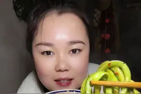 贡菜拿回家用冷水泡发20分钟捞起，烫火锅，凉拌，炒肉都可以，好吃脆爽#美食 #贡菜