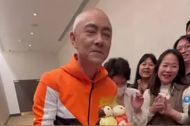 #张卫健 与影迷会成员低调庆祝自己60岁生日，好温馨的场面啊！他饰演了众多经典银幕形象，你最喜欢哪个呢？