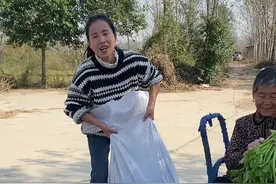 俺去卖西芹去了，延延回来搓了一大包芹菜叶子，做的蒸芹菜叶，好吃的很#乡村生活家 #新农人计划2024视频封面