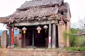 也许是缘分，在我探秘古建筑途中，在不经意间偶遇到这座破损的古戏台，它就像一位暮年垂垂的老者，被无情的抛弃在村头土茆之上，这座古戏台位于山西和顺县横岭村，建于清乾隆五十九年，本是崇圣寺的附属建筑，如今寺院已毁，只剩下戏台和对面的“龙王行宫”。该戏台为单檐歇山顶，面阔三间，进深四椽，斗栱五铺作双下昂，蚂蚱形耍头，梁架结构为四椽栿对前乳栿用三柱。具有复杂而精巧的木结构，还残存着部分原有的彩绘。顶棚基本完好，精美的石雕柱础和复杂的木结构展示了其独特的建筑艺术。戏台对面的建筑被称为“龙王行宫”，旧时横岭村和另一个村子共同供奉一位龙王爷，唱祈雨戏时，龙王雕像会被请到“行宫”里来感受村民的虔诚。如今龙王的塑像已不知去向，只剩下空荡荡的房子，据村民讲：让专家评估修缮需要六十多万元，但是村里有二百五十户，年轻人都外出打工，还有八十多户是困难户，无力支撑高额的费用来维修。修复工作一直未能进行。#山西古建筑 #古戏台 #古建筑之美视频封面