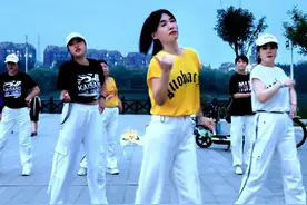 原创演绎《别放弃潇洒》 举起手中的酒杯吧. 端着烈酒将往事咽下. 记不得心上留下多少伤疤《别放弃潇洒》原创演绎 @巧妙爱跳舞 #喜欢的跟着音乐一起来跳吧 #适合团队跳的简单广场舞 #热门舞蹈简单易学