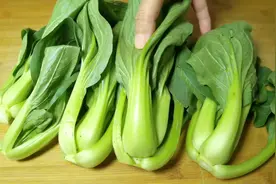 炒青菜最忌直接下锅炒，教你技巧，青菜脆嫩爽口，颜色碧绿不出水