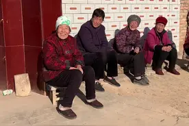 原来不明白，为什么老人喜欢扎堆坐墙根，后来才明白，与其呆在家里冷冷清清，还不如和老姐妹聊聊天，这样时间也过的快一点#晒太阳 #我的乡村生活 #冬天 #留守妇女 #乡村味道视频封面