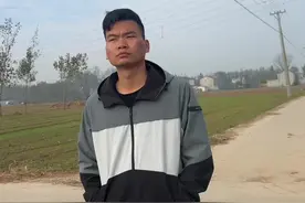 我的20位战友来参加儿子婚礼，礼单上却无一人付钱，我终于看透了人心 我家儿子结婚那天，天气晴朗，亲朋好友一大早就热闹非凡。我特意请了20位战友，他们都是我军旅生涯中的好兄弟，一起吃过苦，共过难。可到了散席的时候，我瞅了瞅礼单，心里那个滋味，啧啧，真是五味杂陈。 我跟老伴儿商量着，这事儿不能就这么算了。第二天，我就挨个打电话，想听听他们怎么说。第一个接电话的是老李，我刚开口，他就急忙说：“哎呀，昨天太忙了，忘记给礼金了，我这就转账。”我心想，这还差不多。 接下来几个电话，有的态度诚恳，有的支支吾吾，也有的直接就找借口。我听着听着，心里那个火啊，直往上冒。我这辈子，没求过谁，今儿个却得一个个去提醒这些“兄弟”还礼金，这脸面往哪搁？ 我儿子看我愁眉不展，拍拍我的肩膀说：“爸，这事儿就算了吧，咱们高高兴兴过日子，别因为这点事儿不开心。”我看着儿子，心里那股气又上来了，我辛辛苦苦养大的儿子，结婚这么大的事情，这些人连个礼金都不愿意出，这算什么朋友？ 老伴儿拉着我说：“算了算了，人心隔肚皮，咱们看清了人心也就够了。”我心里明白，老伴儿是怕我想不开。但我这一辈子，仗义执言，怎么能这么容易就算了？ 我决定再给他们一次机会，于是我组织了一次聚会，地点就定在我家。我想看看，这些年来的战友情，到底还剩多少。 那天，他们一个个都来了，有的还真带了礼金，有的空着手来，脸上挂着尴尬的笑。我心里有数，知道今天谁是真心，谁是假意。聚会上，我没提这事儿，大家吃吃喝喝，说说笑笑，气氛倒也热闹。 酒过三巡，我站起来敬酒，说了句：“兄弟们，人生得一知己足矣，今天能聚在一起，我很高兴。”大家都举杯，脸上的表情各异。 聚会结束后，我把他们送出门，心里却在想，这一别，不知是不是就此生别了。我转身进屋，看着满桌的狼藉，心里五味杂陈。这一次的聚会，让我看清了不少人和事，也让我对这些年的友情有了重新的认识。 我坐在沙发上，老伴儿给我递了杯茶，我接过来，深深地吸了口气，心里的那股怒气似乎也随之散了些。 我想，这世上，能有几个真心的朋友，就已经很不容易了。而我，也许该学会放下，不再执着于那些所谓的战友情了。 但就在我准备放下这件事，重新开始的时候，事情却又有了新的转折。（后续评论区）#情感#情感共鸣#生活#家庭视频封面