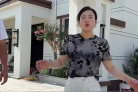 懂行的人一眼就可以看出来我家房子造价没那么高的。没有用钢筋混凝土浇筑，用的都是最基础的用料。图纸设计全是我老公自己设计的，没有花钱。老家在矿区，不一定几年拆迁。有我公公活着确实需要过渡，等我老公公百年一蹬腿我们就会搬去孩子上学我们工作方便的地方。@滕州外墙装饰（永兴喷砂） @济宁特价瓷砖 这是瓷砖和外墙的老板。老家贴瓷砖工钱没有那么贵，给我们家建房的大哥不玩抖音，大家有需要可以从@贵贵哥回农村建小院 的评论区找，我们发联系方式会被判定引流，封账号。男人一生都在要面子，尤其回村盖房感觉有底气，都会虚报一点。我们预算25万住进去。一楼居住生活，软装会好好做做。二楼做工作客服，只刷大白墙和吊顶。后期我们每个房间的东西都会自己从网上或者二手市场去淘。很多东西都是他亲力亲为@贵贵哥回农村建小院 水电灯都是他自己一手做的。