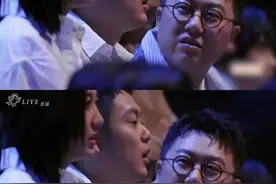 #我们民谣2022  #庄达菲唱给姥姥的歌  @庄达菲  《写给老唐》简单的歌词道出真挚的感情，哽咽的歌声让全场感动落泪！