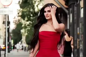 国外的变装现场，两个小姐姐谁更厉害呢 #国外视频分享 #老外真会玩 #奇闻趣事 #带你看世界视频封面