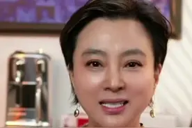 李玲玉清唱《窗外》2024.6.8绿泡泡直播，玉女神虽然后面忘词唱错了，但也唱的好听，不管怎么样我都喜欢，原来女神也会点粤语，才知道炖母鸡是粤语，女神最后是开怀大笑，开心^_^就好！👍💖🌹😜😊😂 #李玲玉 #甜歌皇后李玲玉 #玉兔公主李玲玉视频封面