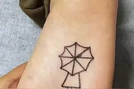 一起画雨中打伞的小姑娘吧！！！ #画画 #一学就会系列 #跟着抖音学画画 #学会快去试试吧🔥视频封面