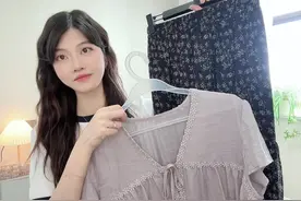 温柔气质的粉紫小衫+碎花裙穿搭，一套搭配穿出门真是太美了！