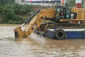 上鸣高频破碎锤，卡特390水下破碎特辑。#河道清淤 #水陆两用挖机视频封面