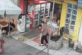 湖北赤壁一水管突然破裂 水顶翻地砖瞬间漫进商铺 附近商户:还在盘点损失。#湖北  #水管破裂视频封面