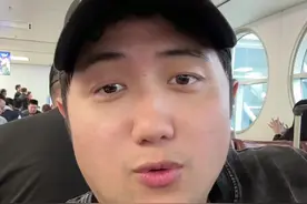 日本球迷穿日本球迷横穿国足球球迷集合的广场还不能说了？#唯有足球不可辜负 #国足 #国足世预赛 #国足vs日本 #球迷视频封面