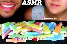 Jerry和老婆一起吃蜡瓶糖#解压声控 #声控助眠 #咀嚼音 #ASMR