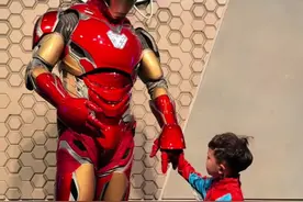 父与子的英雄纪元，来港迪感受漫威月的震撼感！#香港迪士尼 #到港迪亲身一战 #漫威超级英雄汇 #漫威