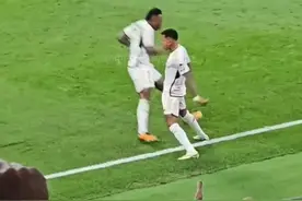 Siuuu！！罗德里戈单刀1v2破门 进球后模仿偶像C罗庆祝#dou来足球季 #皇马 #罗德里戈视频封面