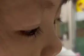 情绪上头的那一刻像疯子一样，打在孩身疼在娘心，打完孩子后悔 自责、愧疚到无法言语，反思良久，一个人躲在车里扇了自己一个耳光，还是忍不住哭了……#保持热爱奔赴山海视频封面