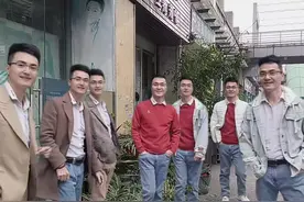 对你还是爱不够，越听越好听，许帅八兄弟一起跳完整版的手舞，都说老六跳得好看，你觉得呢？#许帅手势舞 #手势舞教程 #帅舞军