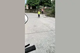 父母把我们养大，就是最大的恩情。我们自己生儿育女，也不都是希望老了能指望子女，年纪越大，就想自己的孩子能对自己好点。所以我们还没到父母的年纪，体会不到他们的心情。#一老一小 #奶奶带的孩子 #婆孙俩 #夏天到了 #背影杀手别回头视频封面